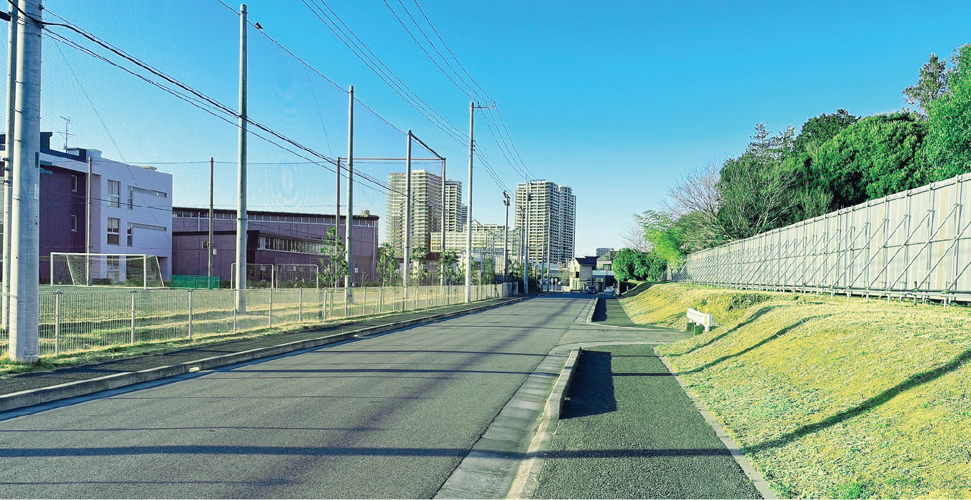 現地周辺の整備された道路。